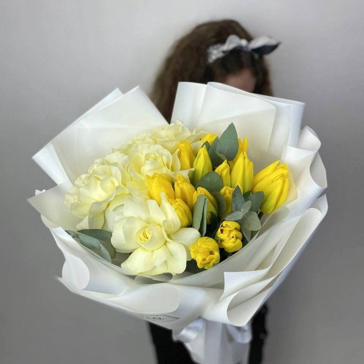 Дуо жёлтые тюльпаны и розы в Кургане