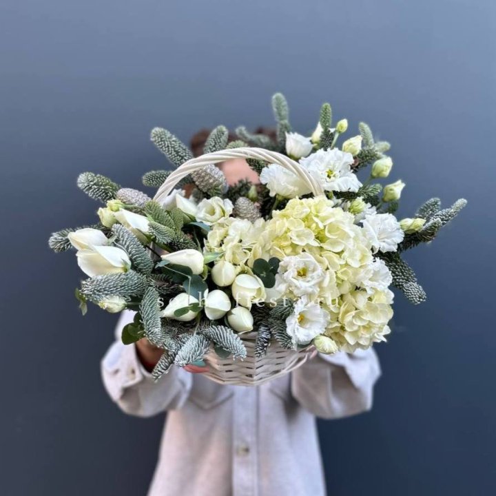 Новогодняя корзина с цветами в Кургане