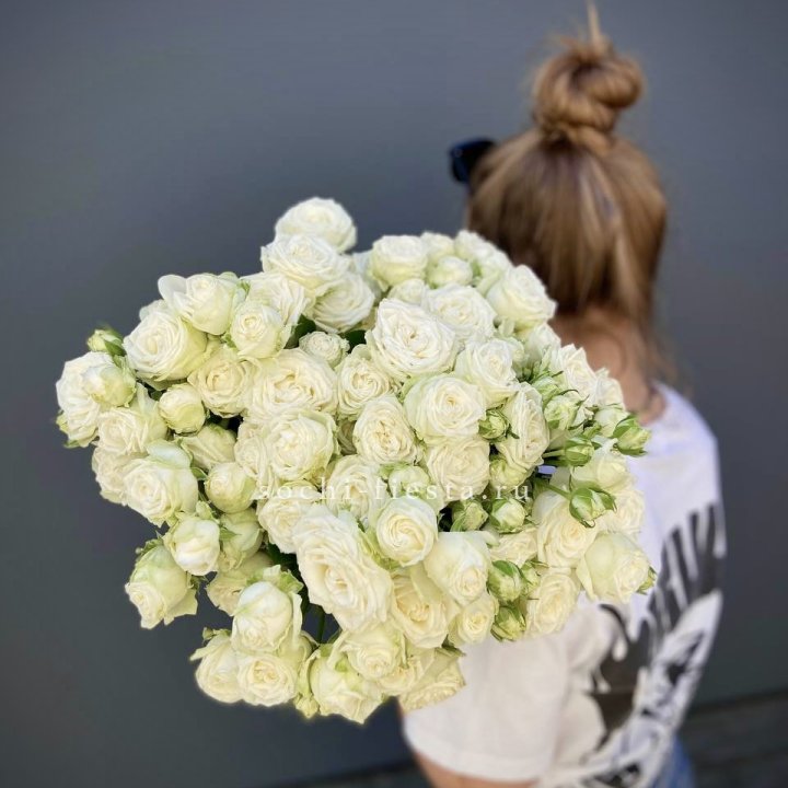 Охапка кустовых роз бомбастик  в Кургане