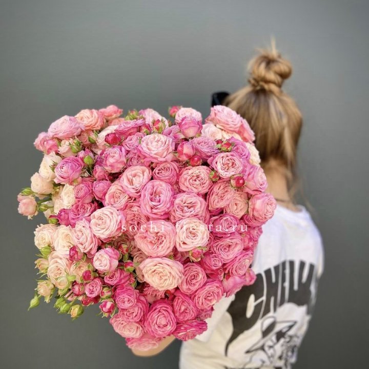 Охапка кустовых роз бомбастик пинк в Кургане