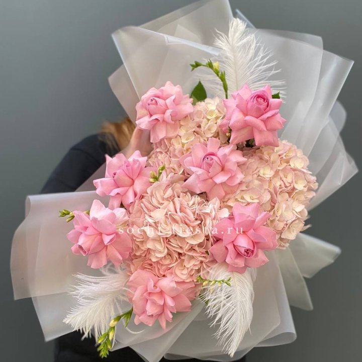  Букет  из гортензий и розовых роз в Кургане