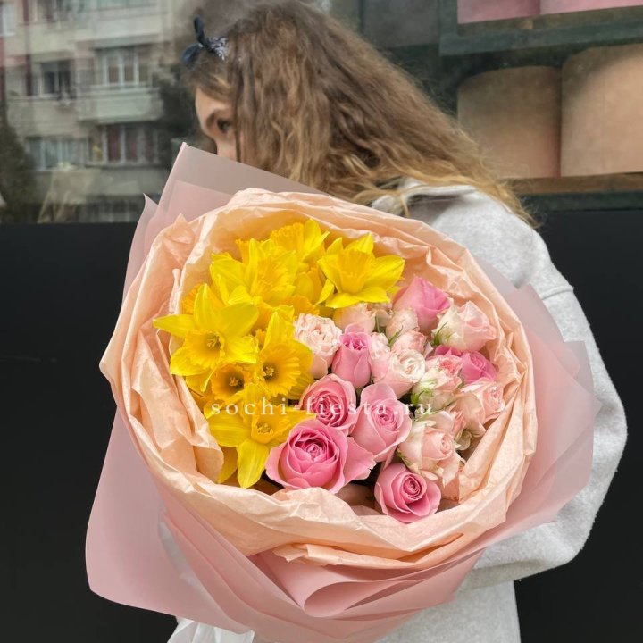 Букет роз и нарциссов в Кургане