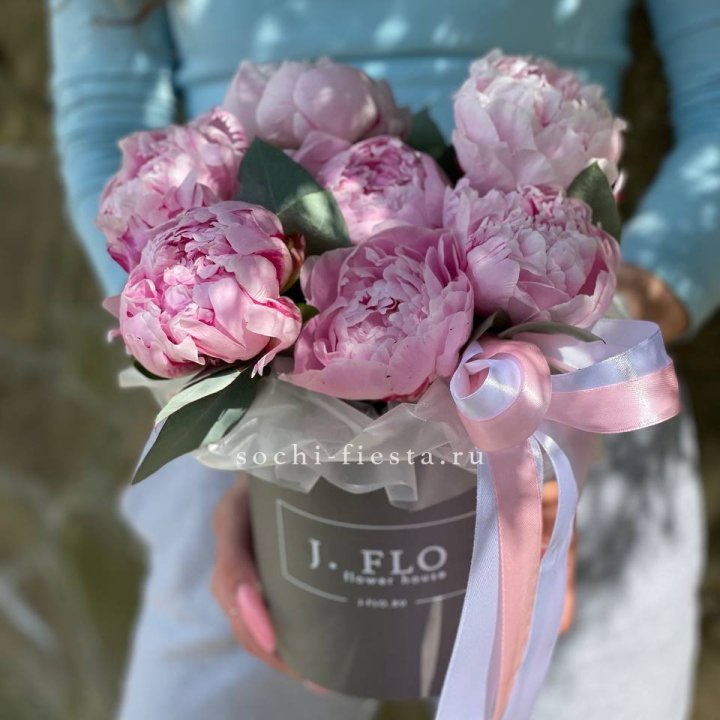 Цилиндр пионов с эвкалиптом в Кургане