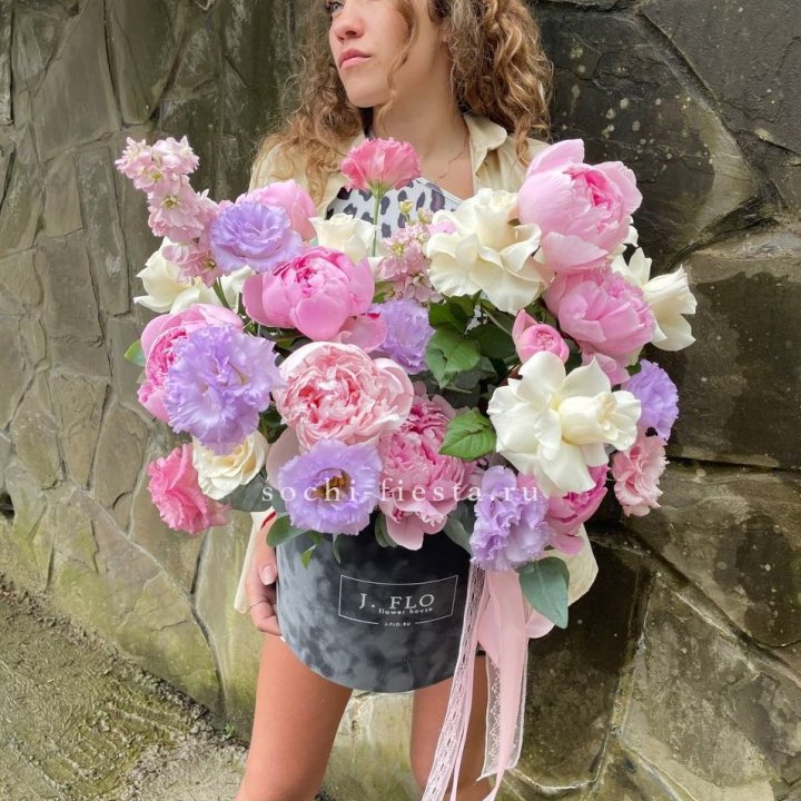 Дизайнерский цилиндр с пионами в Кургане