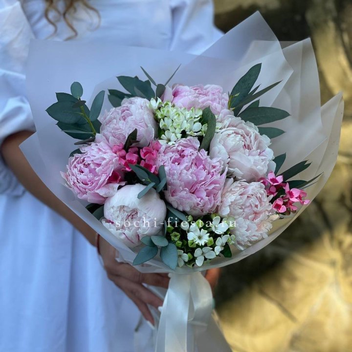 7 зефирных пионов с эвкалиптом в Кургане