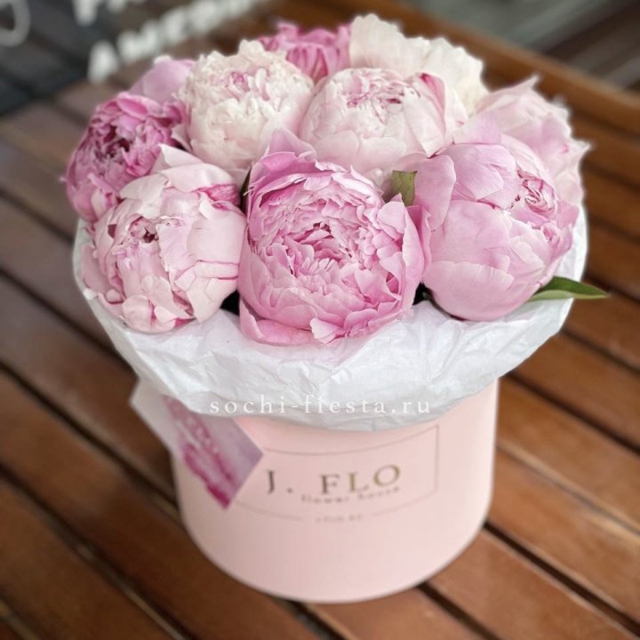 Цилиндр с пионами "Лилу" в Кургане