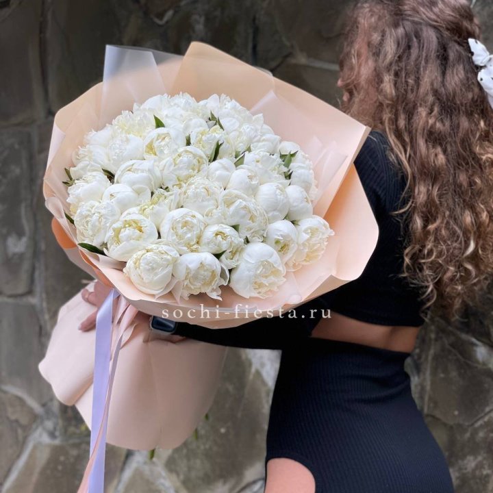 35 белых пион в Кургане