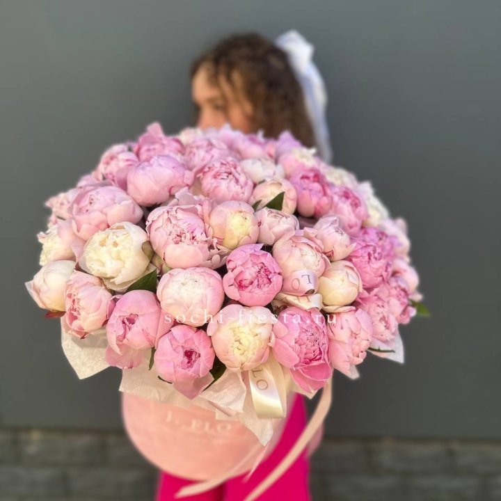 51 нежных пионов  в цилиндре в Кургане