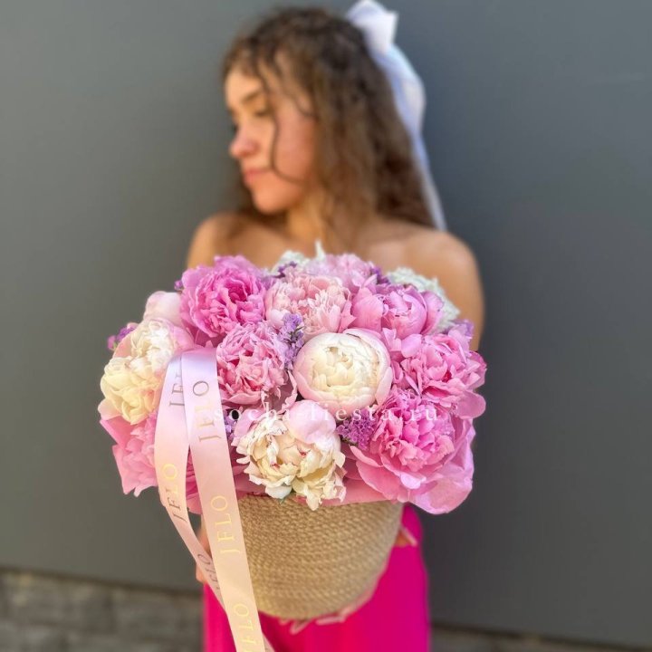 15 пионов в джутовом кашпо в Кургане