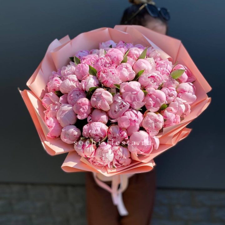 Нежный букет 51 пионов  в Кургане