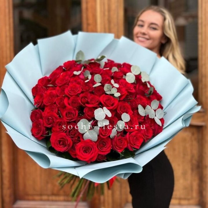 101 красная роза с эвкалиптом в Кургане