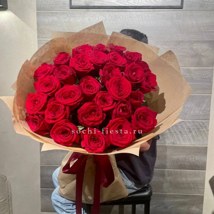 37 красных роз в крафте в Кургане