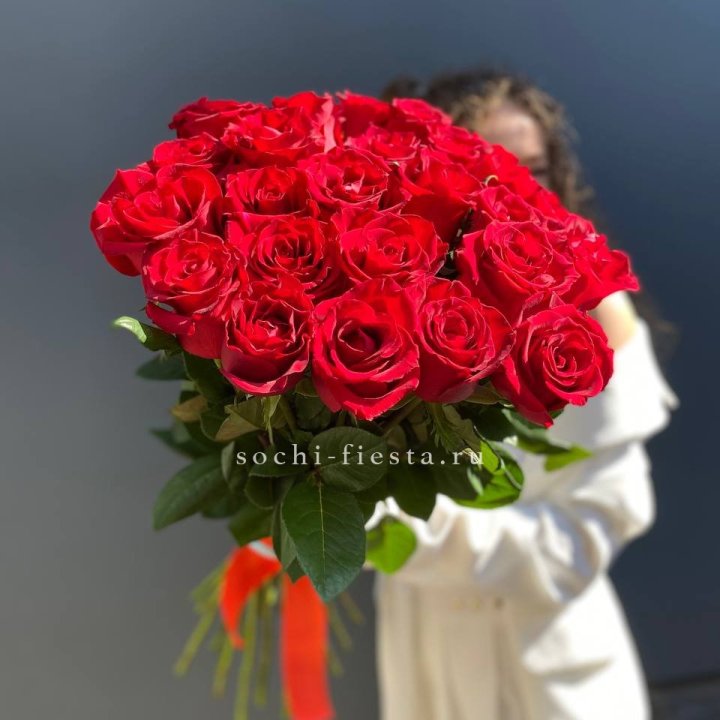 25 высоких красных роз в Кургане