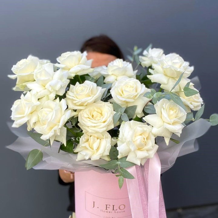 17 Французских белых роз в боксе в Кургане