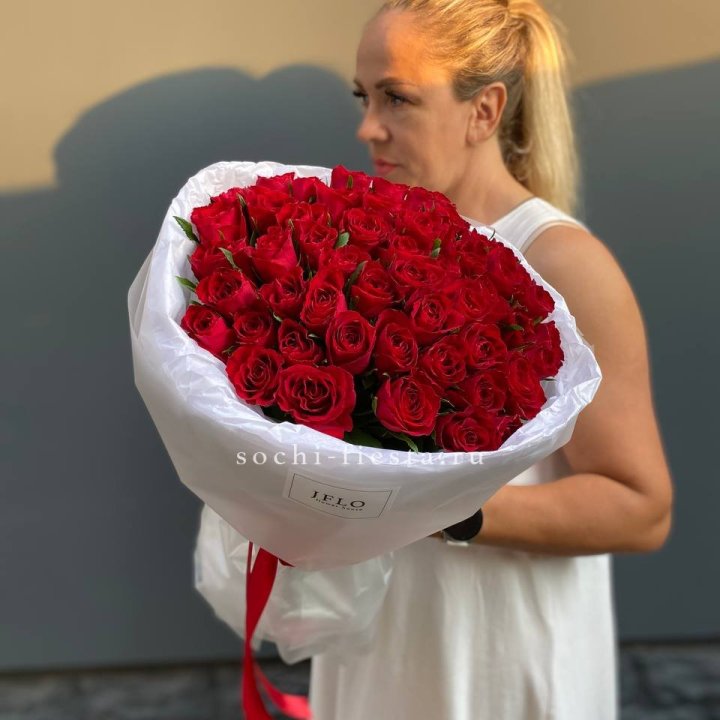 51 роза мадам ред в нежном оформлении в Кургане