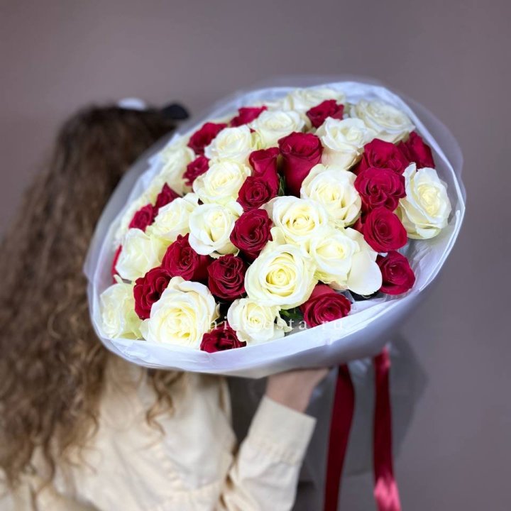 Букет из красных белых 45 роз в Кургане
