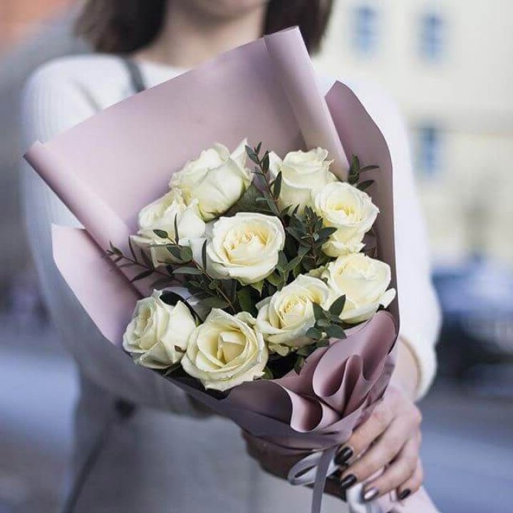 9 белых  роз "Минт" в Кургане