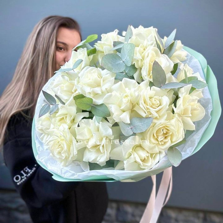 19 Белых французских роз "Ноте бьянке" в Кургане