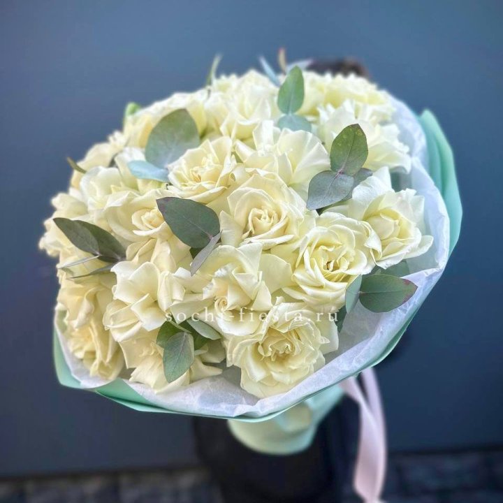 25 Белых французских роз "Ноте бьянка" в Кургане