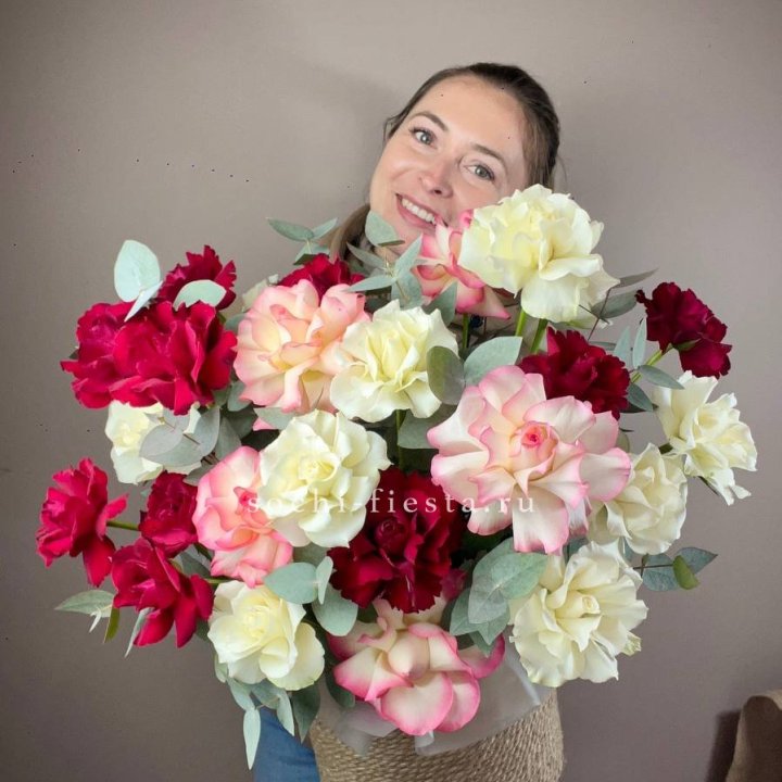 35 французских роз микс в джутовом боксе в Кургане