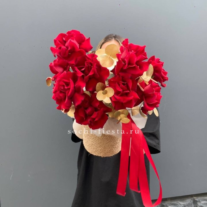 Красные французские розы в джутовом кашпо в Кургане