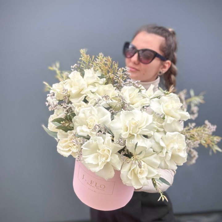 17 Французских белых роз в коробке Афина в Кургане