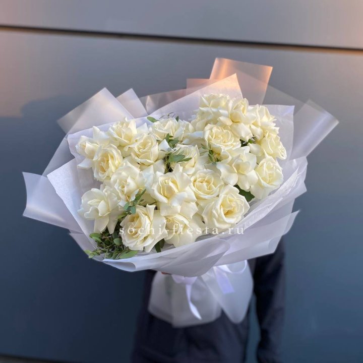 Пышный букет из белых роз в Кургане