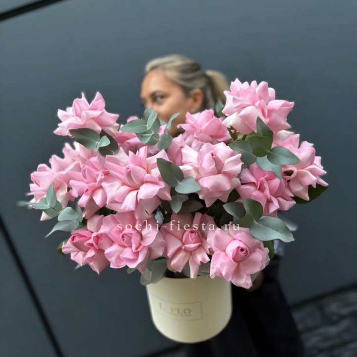 17 Розовых французских роз в боксе в Кургане