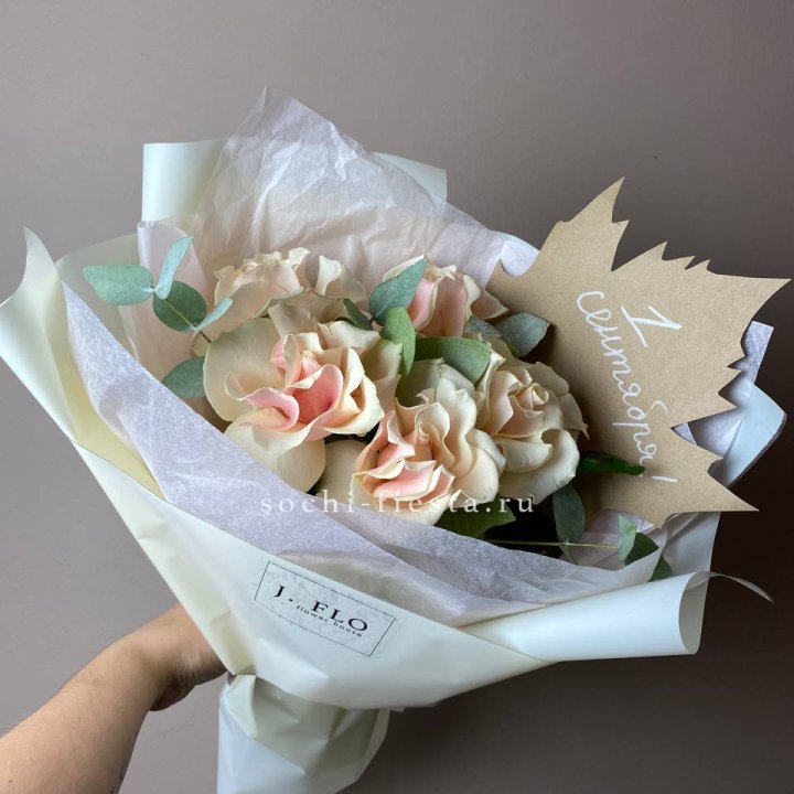 Букет кремовых роз к дню знаний в Кургане