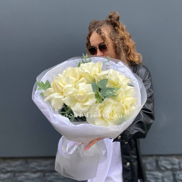 7 Белых французских роз  в Кургане