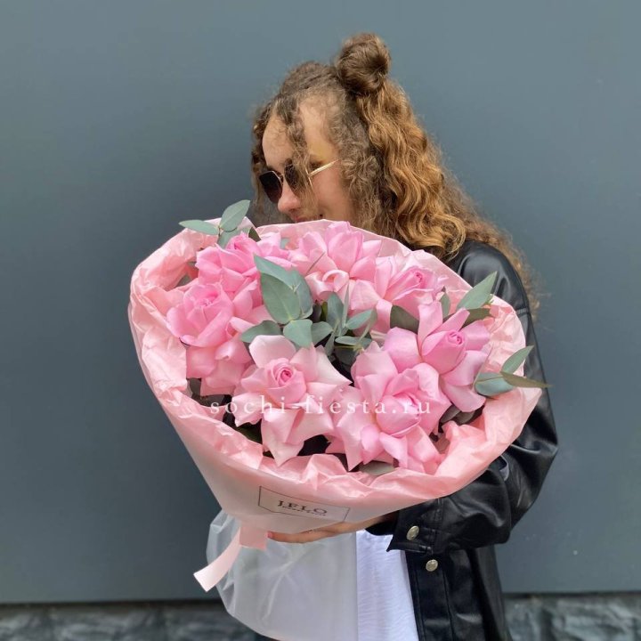 7 розовых роз в Кургане