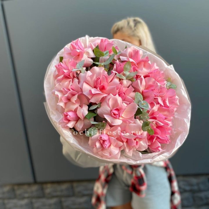 17 розовых роз в Кургане