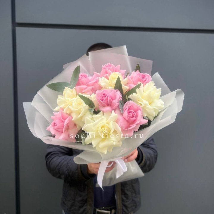 11 бело-розовых роз в Кургане