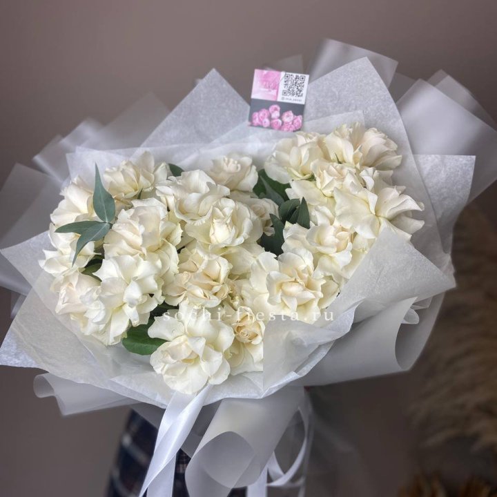 21 французских роз с эвкалиптом в Кургане