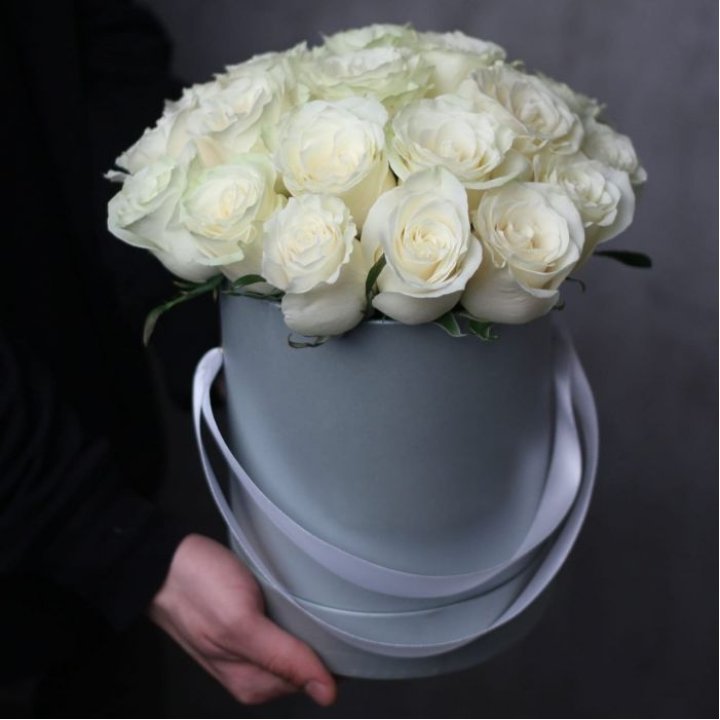 15 белых роз в цилиндре в Кургане