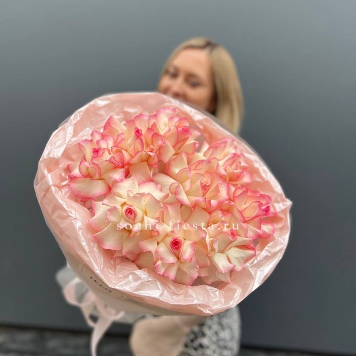 9 французских роз Джумилия в нежном оформлении в Кургане