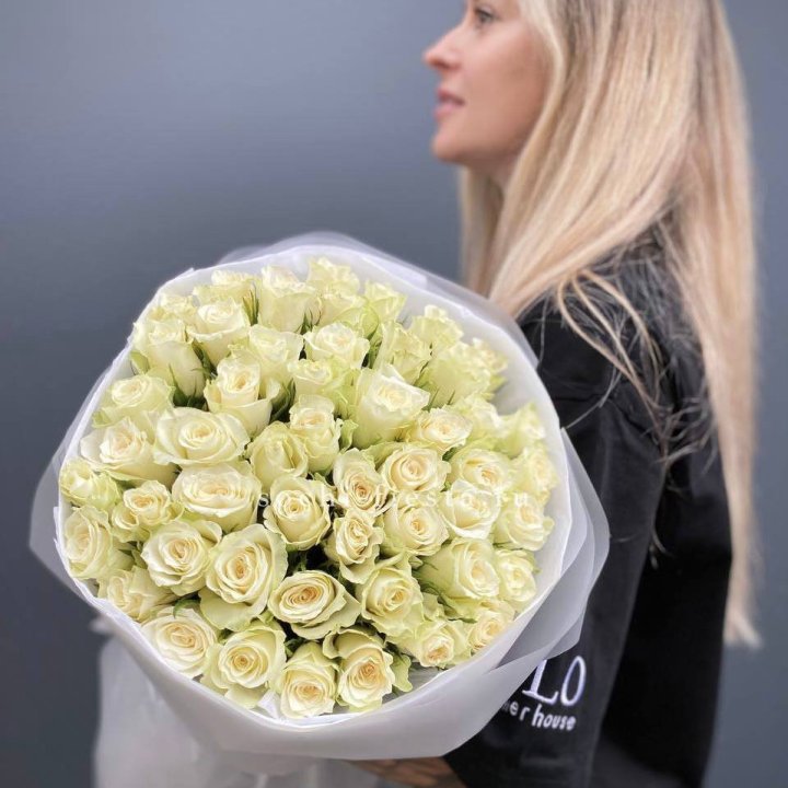 Воздушный букет из 51 белой кенийской розы в Кургане