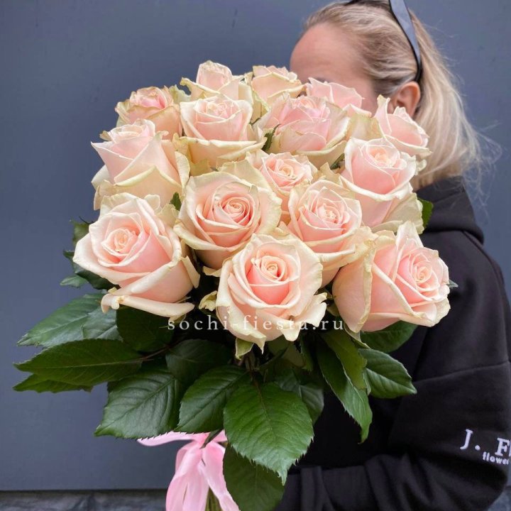 15  кремовых высоких роз в Кургане