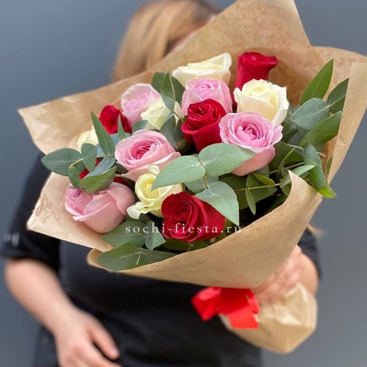 Букет из 15 роз с эвкалиптом в Кургане