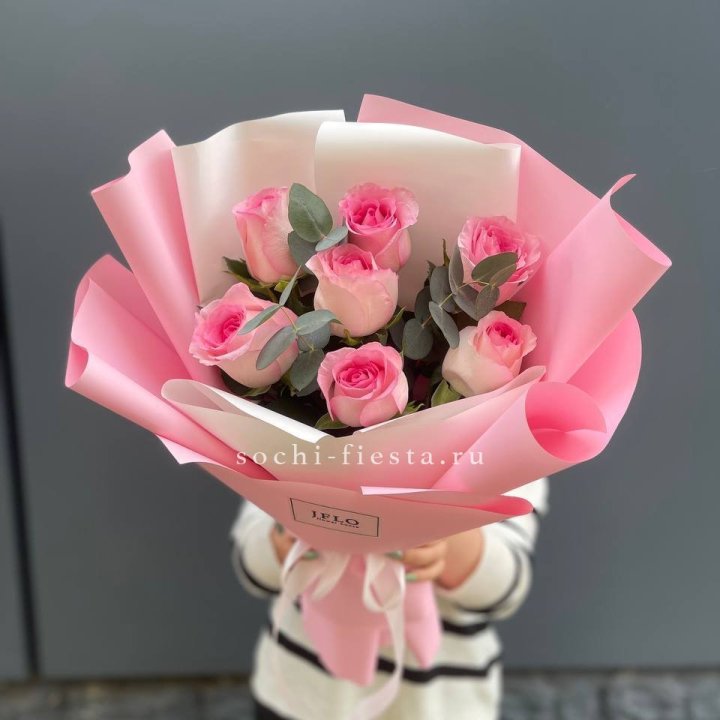 7 роз с эвкалиптом в Кургане