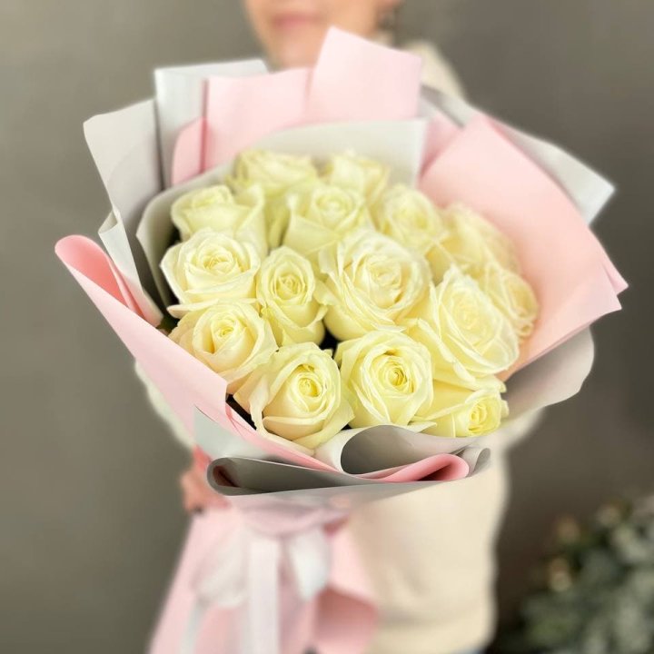 15 белых роз пудра в Кургане