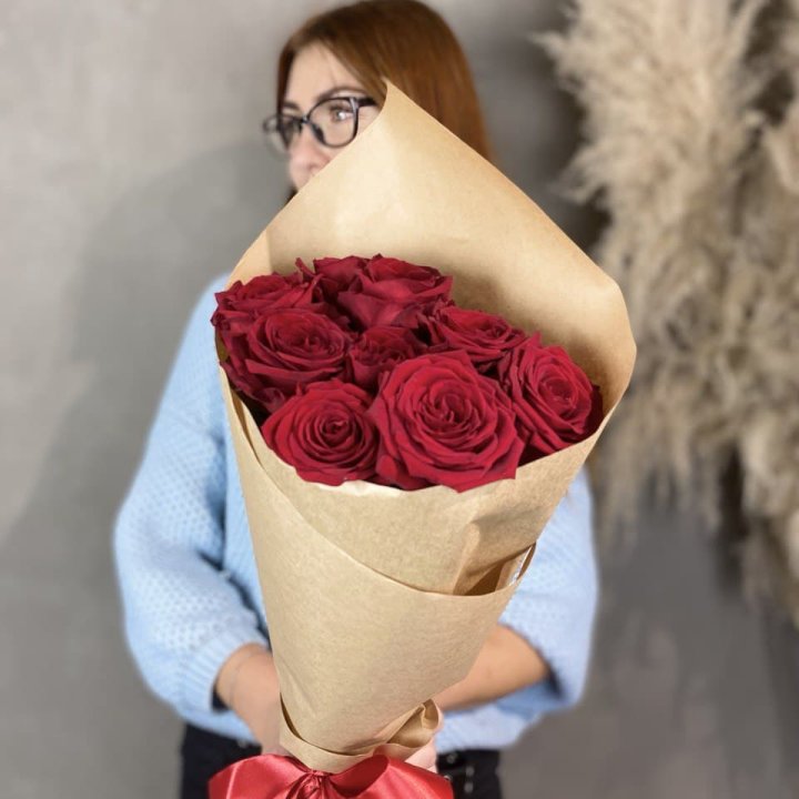 9 красных роз в крафте в Кургане