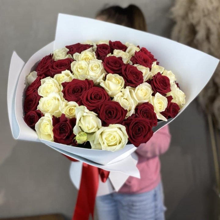 51 красная и белая роза в Кургане
