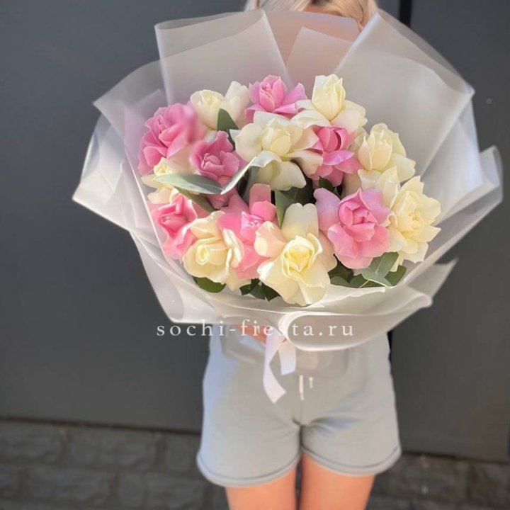 15 бело-розовых роз в Кургане