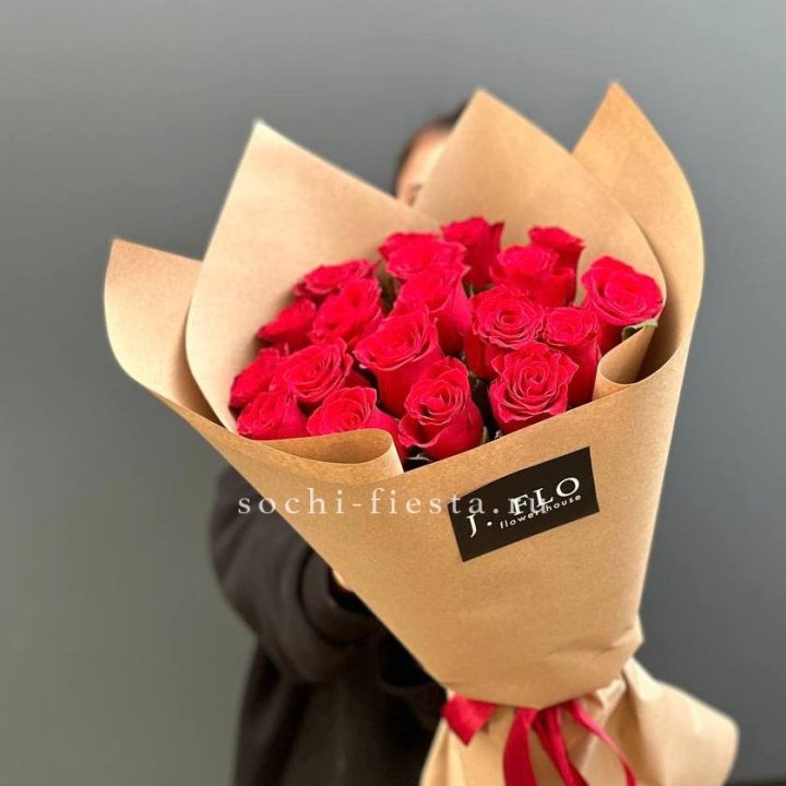 19 красных роз в крафте в Кургане