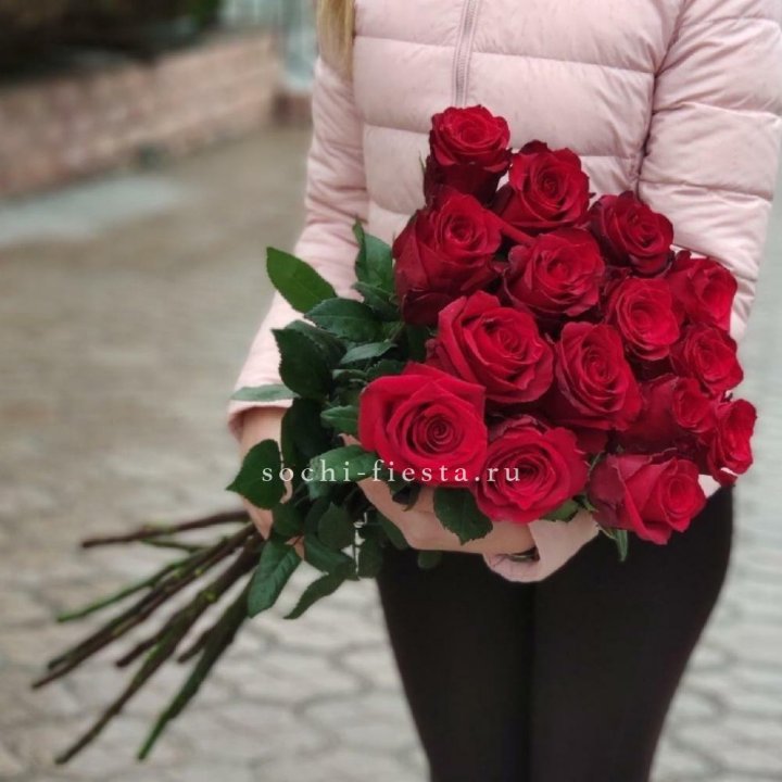 15 высоких красных роз в Кургане