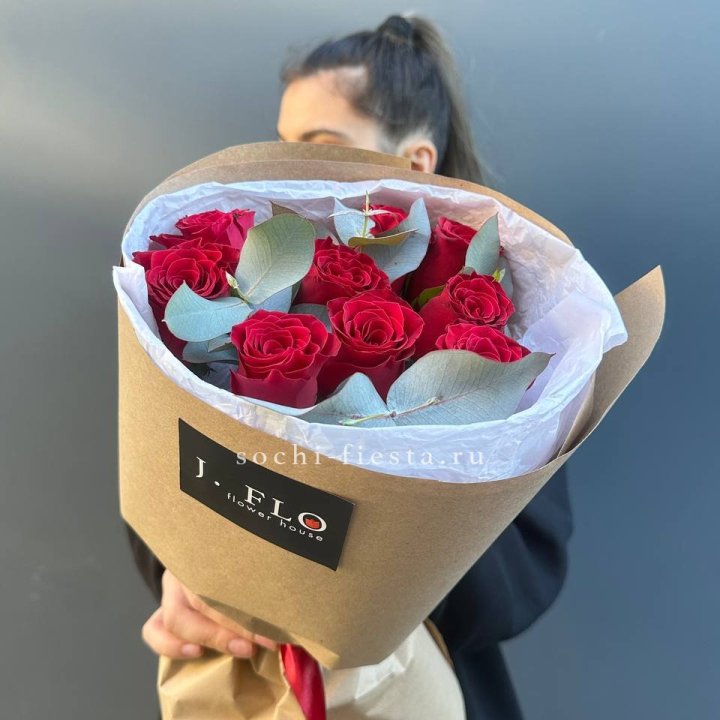 9 роз с эвкалиптом в Кургане