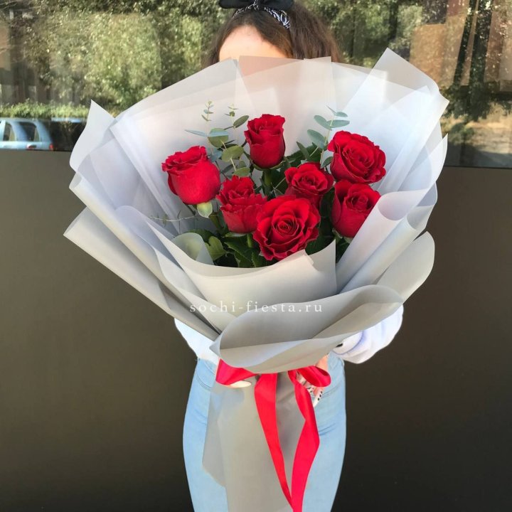 7 красных роз с эвкалиптом  в Кургане