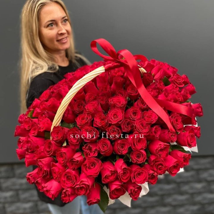 151 красная  роза в корзине в Кургане