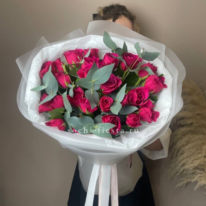 25 малиновых роз с эвкалиптом в Кургане